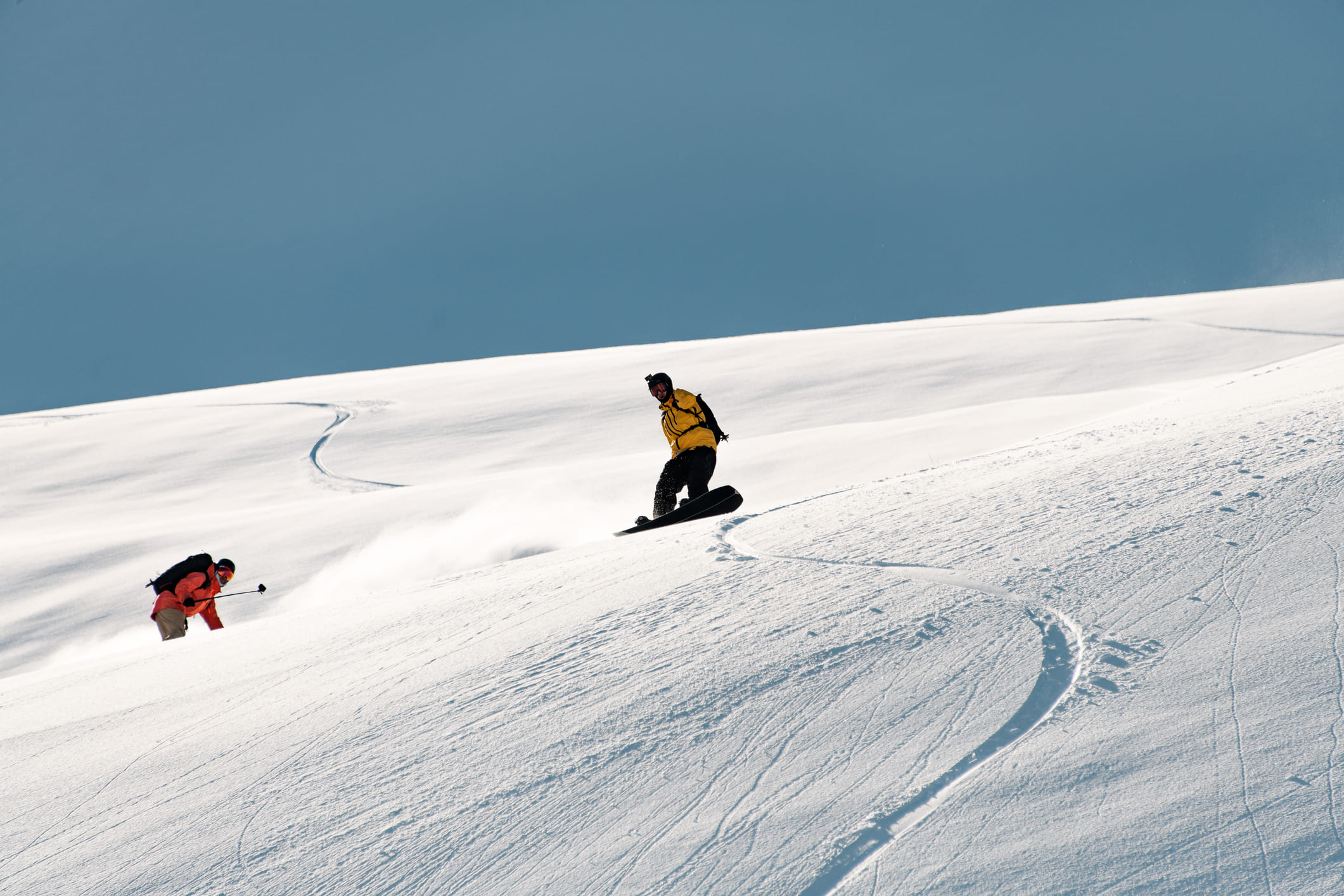 Snowboarder die besneeuwde berg afgaan