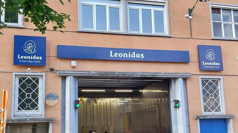 Foto van leonidas winkel met logo's aan weerszijde