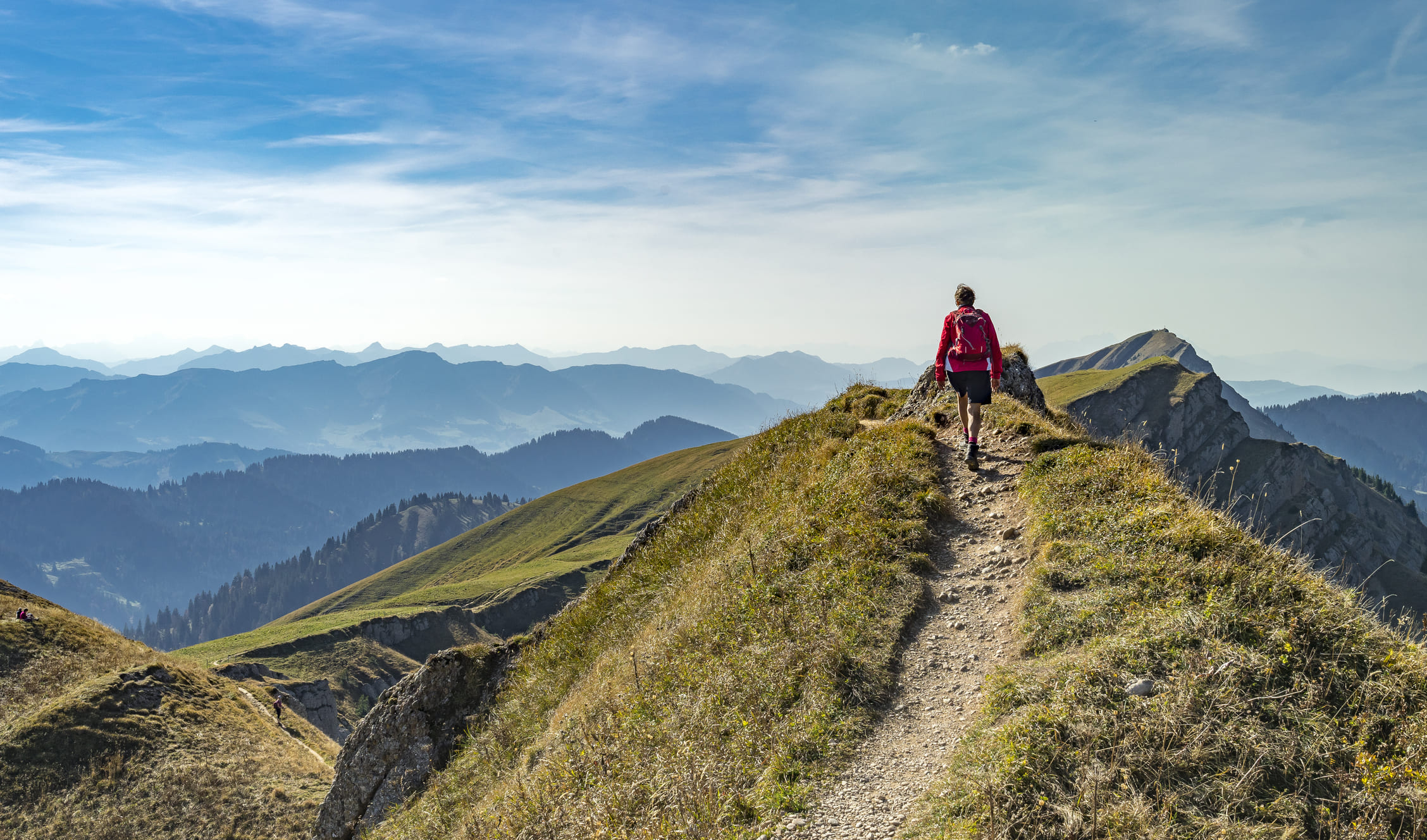 Wandelaar die op bergpas wandelt