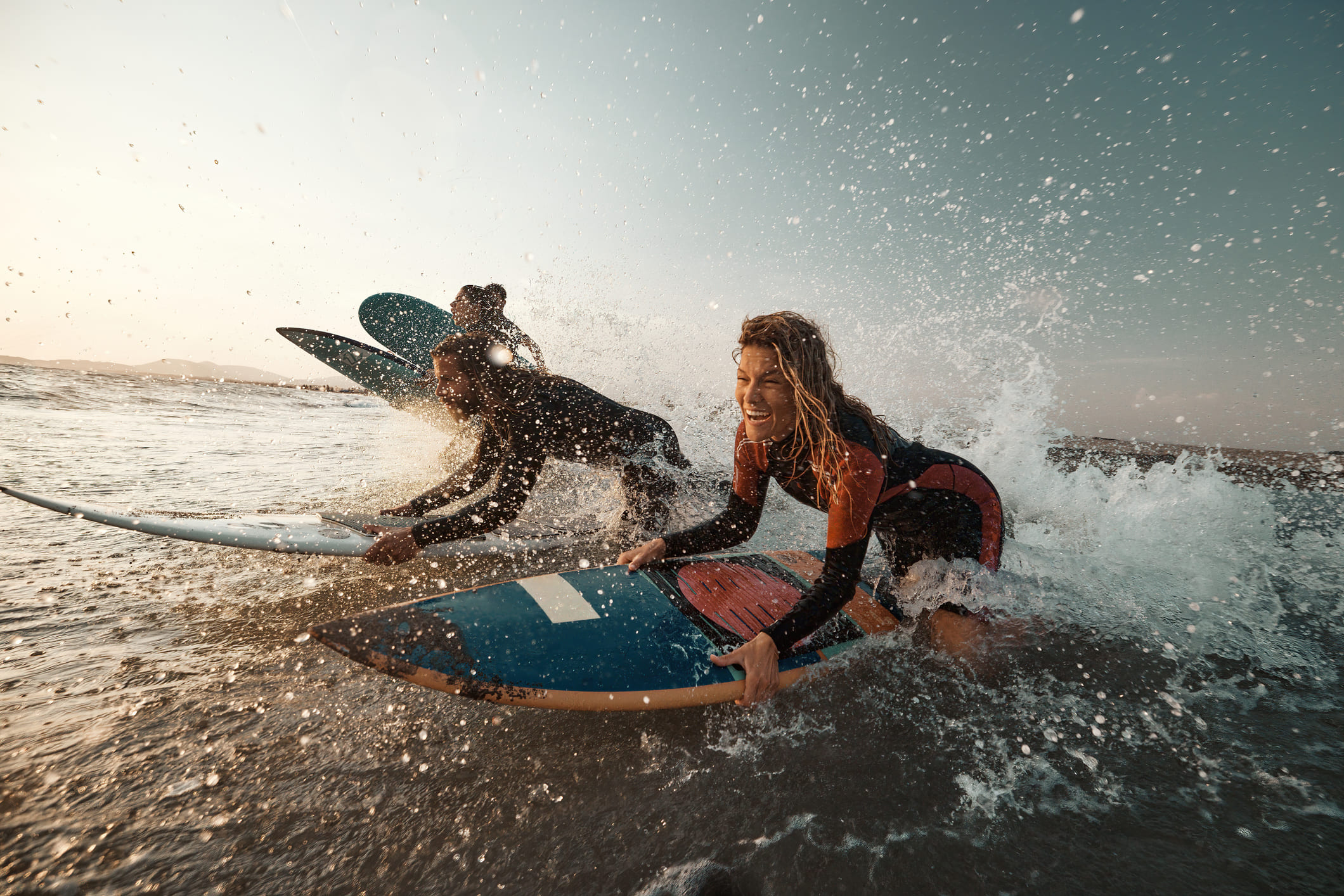 Surfers die in water duiken