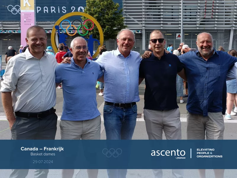 Ascento poseert met logo van olympische spelen in parijs