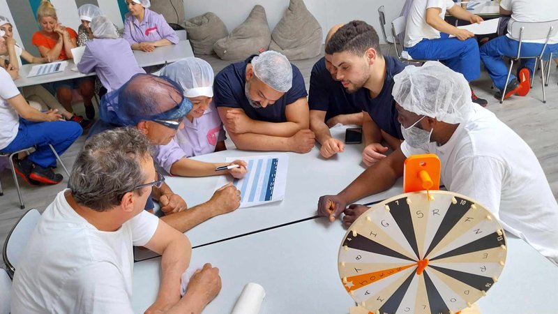 Ascento zit rond de tafel met Leonidas