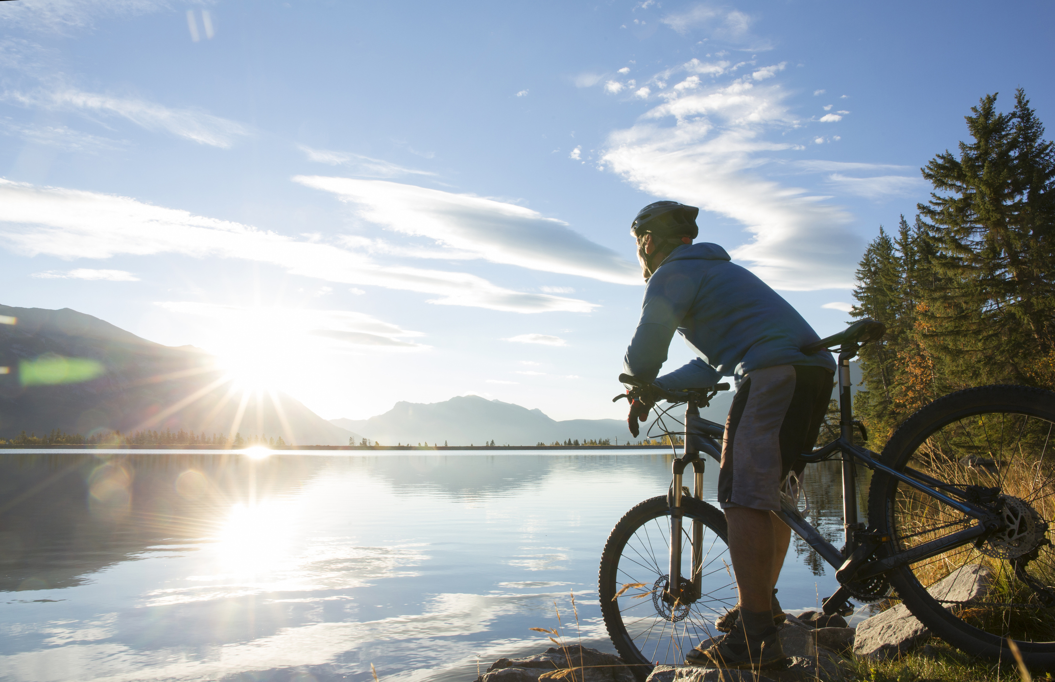 Fietser die uitkijkt op water