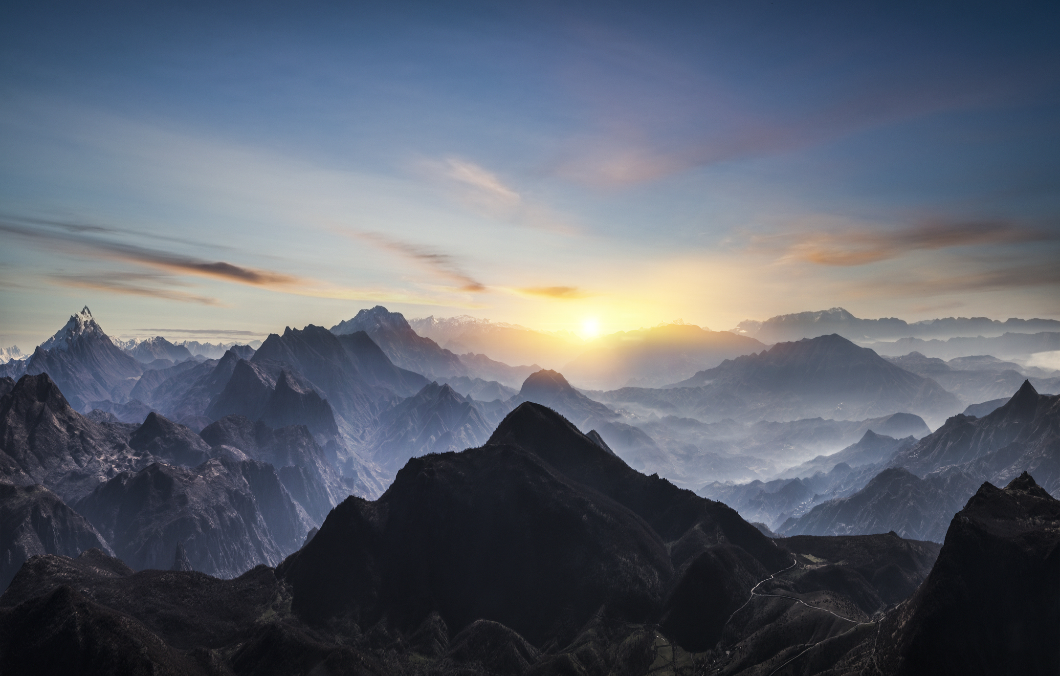 Donkere bergen met zonsondergang in achtergond