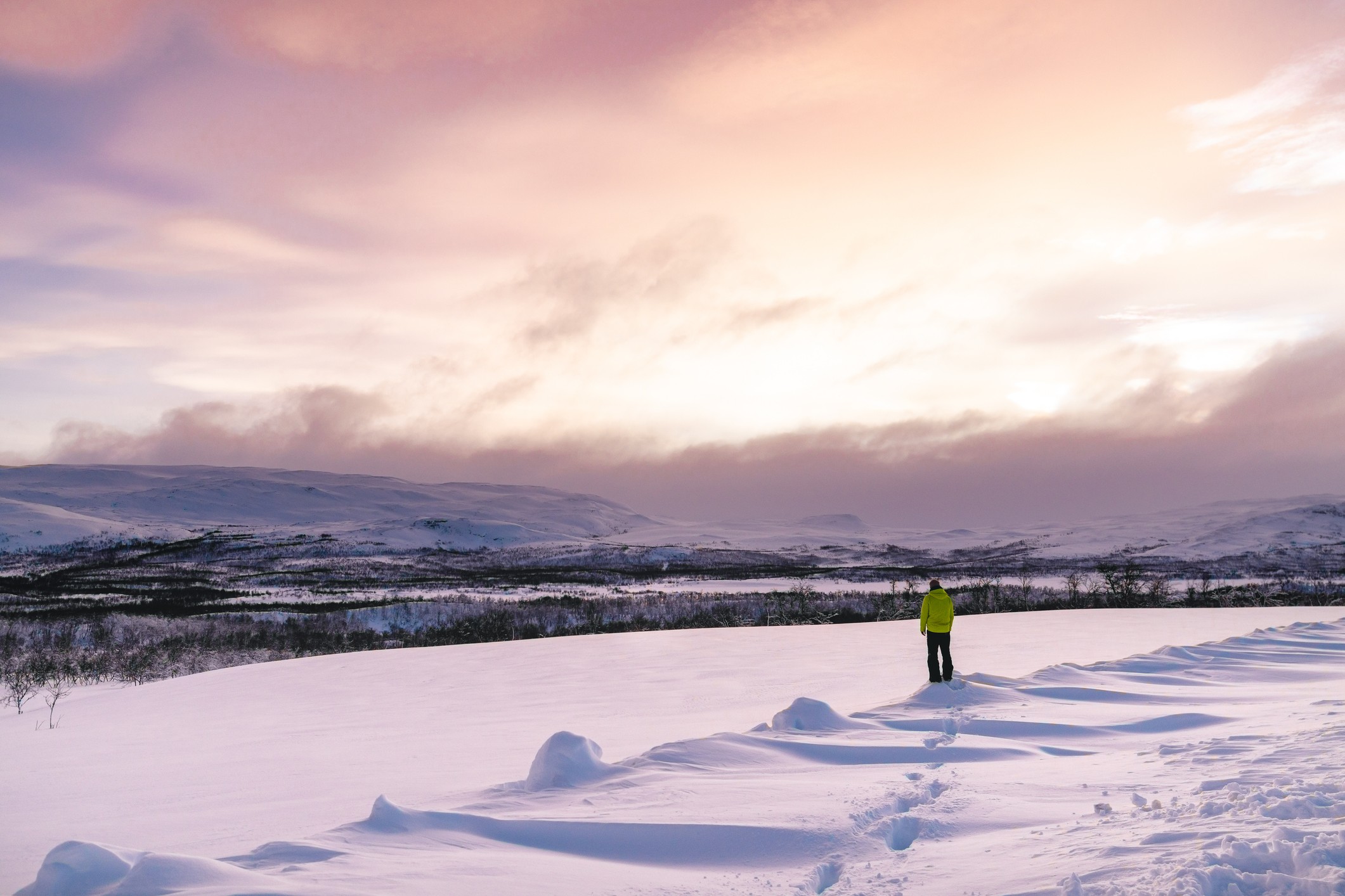 Persoon in sneeuw met zonsondergang